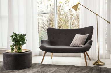 Modern rahat kanepe şık bir ev içinde.