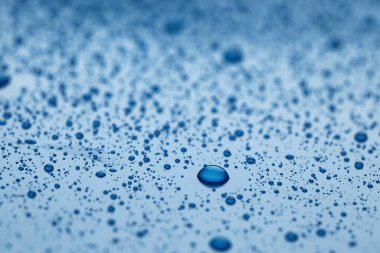 Mavi arkaplanda su damlaları, yakın plan görünümü