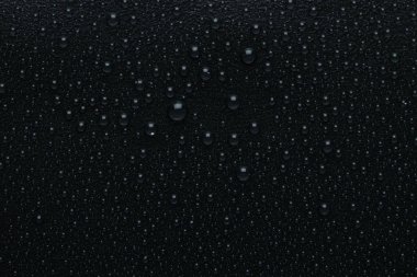 Su damlaları siyah arka plan, üstten görünüm