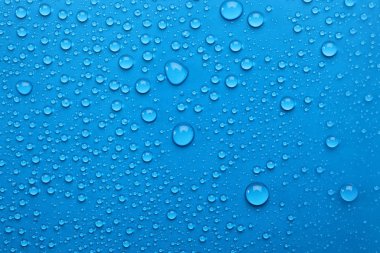 Açık mavi arkaplanda su damlaları, üst görünüm