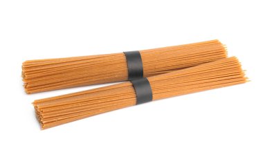 Beyaza izole edilmiş pişmemiş karabuğday eriştesi. Japon mutfağı.