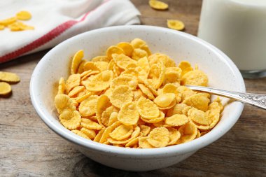 Tahta masada gevrek mısır gevrekleri.