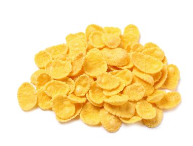 Lezzetli gevrek mısır gevrekleri beyazda izole edilmiş.