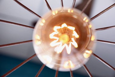 Havalı metalik kolye lambası, Edison ampulü içeride, altta.