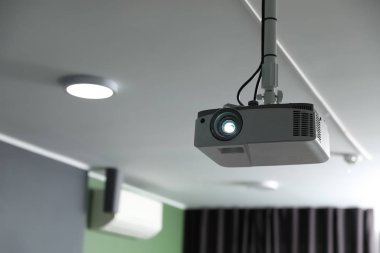 Odanın tavanında modern video projektörü