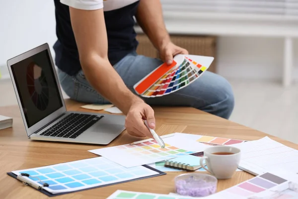 Diseñador Interiores Profesional Con Paleta Colores Lugar Trabajo Oficina Primer —  Fotos de Stock