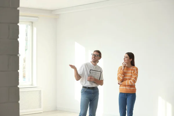 Professionelle Innenarchitektin Berät Frau Leerer Wohnung — Stockfoto