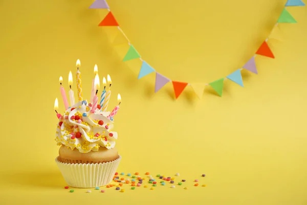 Magdalena de cumpleaños con velas sobre fondo amarillo. Espacio para te —  Fotos de Stock