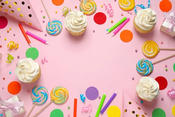 Composição de leigos planos com cupcakes no fundo rosa, espaço para — Fotografia de Stock
