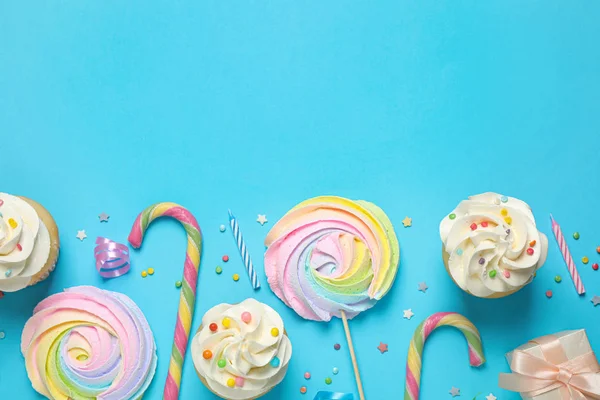 Composição de leigos planos com cupcakes em fundo azul claro, spa — Fotografia de Stock