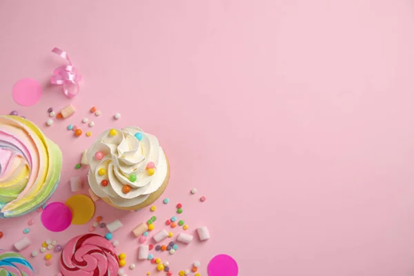 Επίπεδη σύνθεση με cupcake σε ροζ φόντο, χώρος για — Φωτογραφία Αρχείου