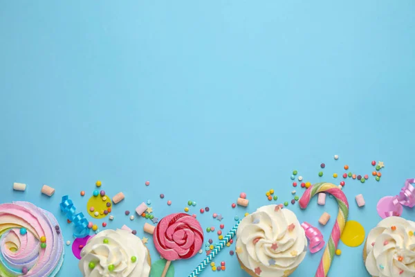 Composição de leigos planos com cupcakes em fundo azul claro, spa — Fotografia de Stock