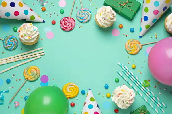 Flat lay composition with cupcakes on light green background, sp — Stock Photo, Image