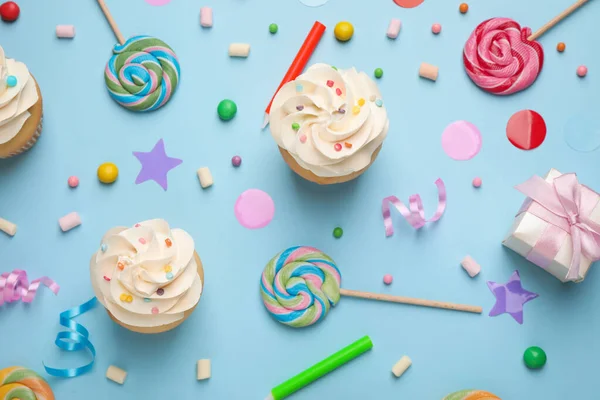 Composição de leigos planos com cupcakes em fundo azul claro. Bir. — Fotografia de Stock