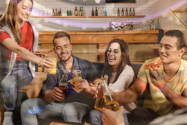 Grupa przyjaciół o zabawy party z pyszną pizzą w kawiarni — Zdjęcie stockowe