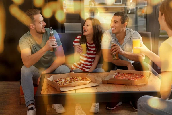 Vriendengroep met leuk feestje met heerlijke pizza in café — Stockfoto