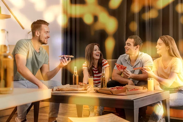 Vriendengroep met leuk feestje met heerlijke pizza in café — Stockfoto