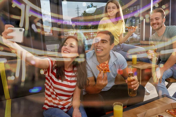 Gelukkige Jonge Mensen Met Heerlijke Pizza Selfie Cafe Bokeh Effect — Stockfoto