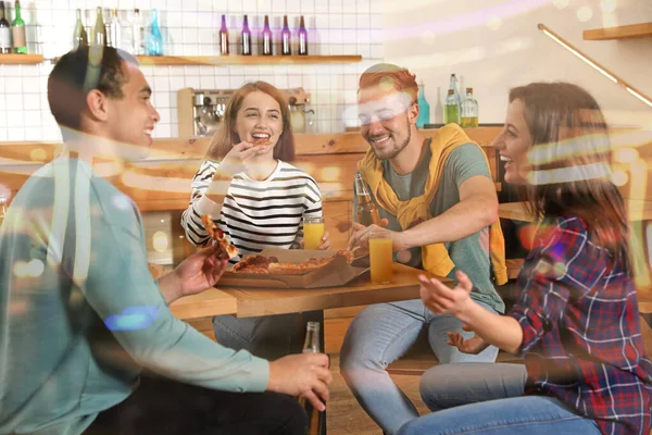 Grupo de amigos divirtiéndose con deliciosa pizza en la cafetería —  Fotos de Stock