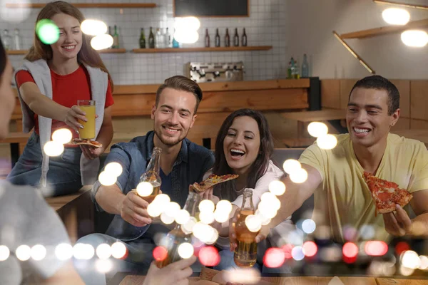 Ομάδα φίλων έχοντας διασκέδαση κόμμα με νόστιμα πίτσα στο καφέ — Φωτογραφία Αρχείου