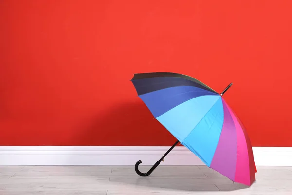 Beau Parapluie Coloré Près Mur Rouge Espace Pour Texte — Photo