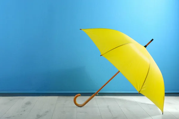 Hermoso Paraguas Amarillo Cerca Pared Azul Espacio Para Texto — Foto de Stock