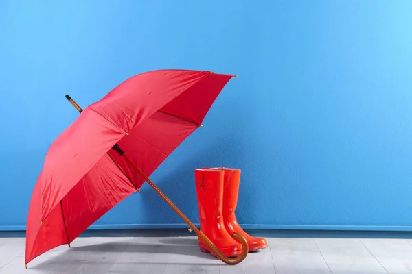 Hermoso Paraguas Rojo Botas Goma Cerca Pared Azul Espacio Para — Foto de Stock