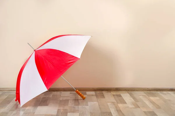 Hermoso Paraguas Colorido Cerca Pared Beige Espacio Para Texto — Foto de Stock