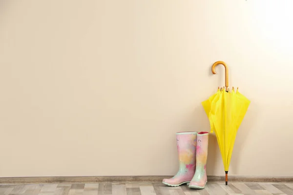 Beautiful Yellow Umbrella Rubber Boots Beige Wall Space Text — Stock Photo, Image