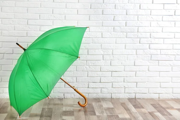 Hermoso Paraguas Verde Cerca Pared Ladrillo Blanco Espacio Para Texto — Foto de Stock