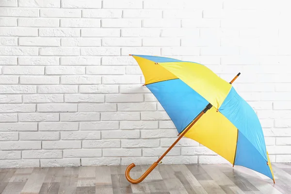 Hermoso Paraguas Colorido Cerca Pared Ladrillo Blanco Espacio Para Texto — Foto de Stock