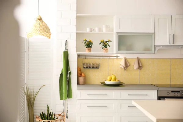スタイリッシュな白い家具とモダンなキッチンインテリア — ストック写真