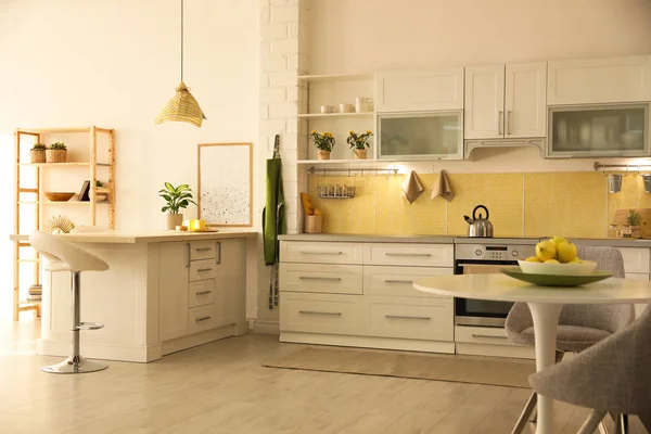 Intérieur Cuisine Moderne Avec Mobilier Blanc Élégant — Photo