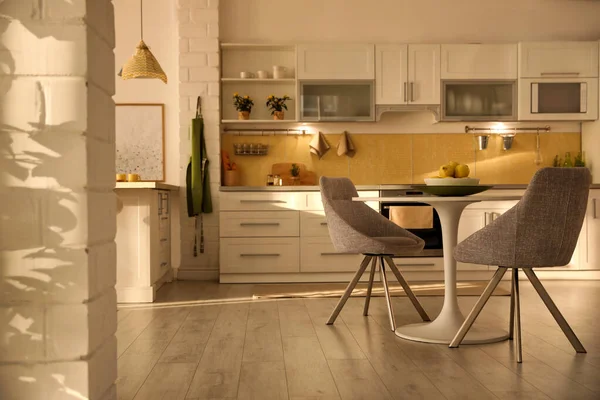 Interior Cozinha Moderna Com Mobiliário Branco Elegante — Fotografia de Stock