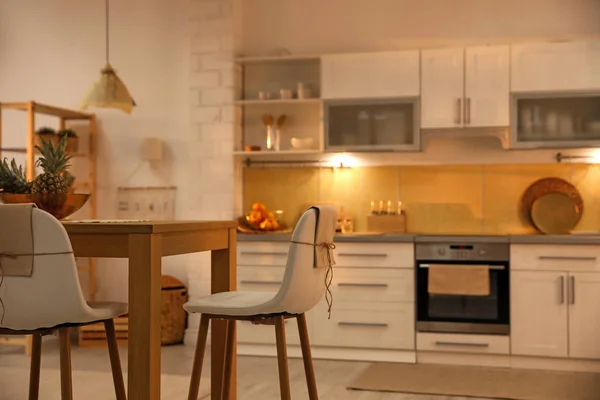 Interior Cozinha Moderna Com Mesa Madeira Elegante Espaço Para Texto — Fotografia de Stock
