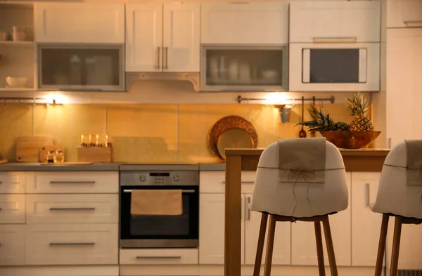 Moderne Kücheneinrichtung Mit Stilvollem Holztisch Raum Für Text — Stockfoto