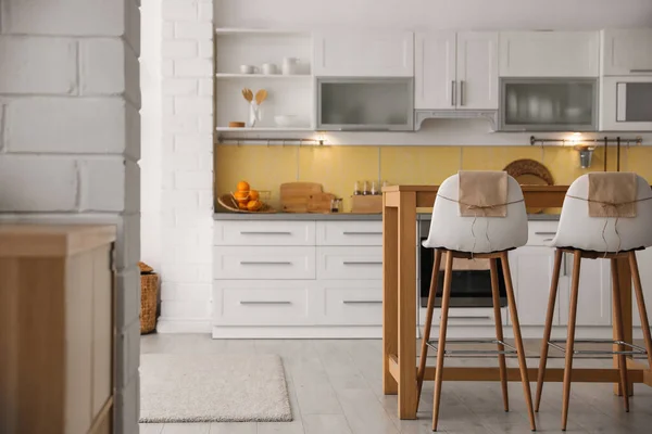 Interior Cocina Moderna Con Elegante Mesa Madera — Foto de Stock