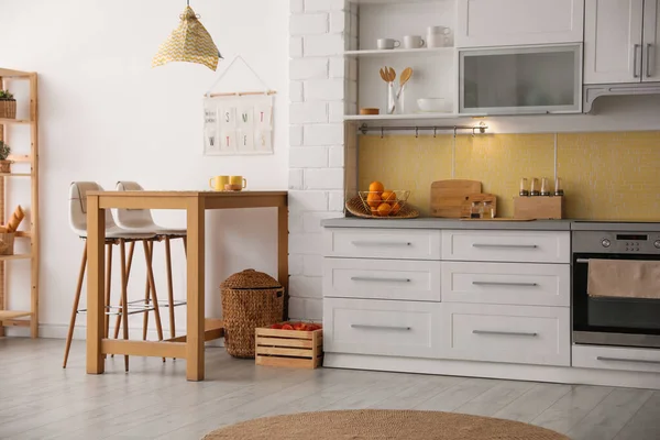 Interior Cozinha Moderna Com Mesa Madeira Elegante — Fotografia de Stock