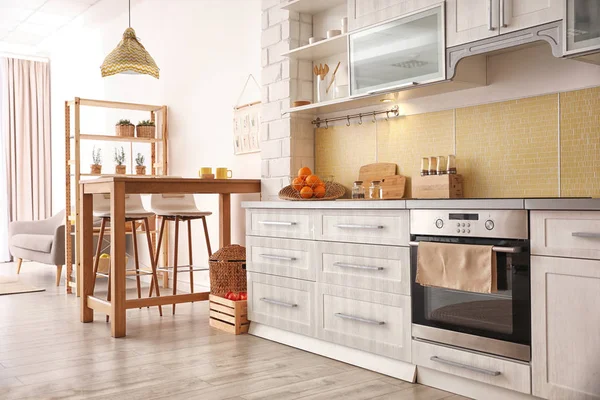 Moderne Kjøkkeninteriør Med Stilig Trebord – stockfoto