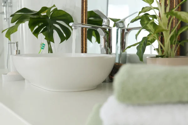 Eau Coule Robinet Évier Près Miroir Dans Salle Bain — Photo