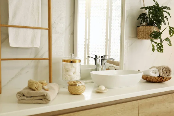 Large Mirror Vessel Sink Stylish Bathroom — Stock Photo, Image