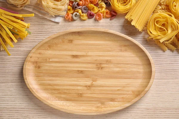 Flat Lay Composition Different Types Pasta Empty Plate Wooden Background — Stock Photo, Image