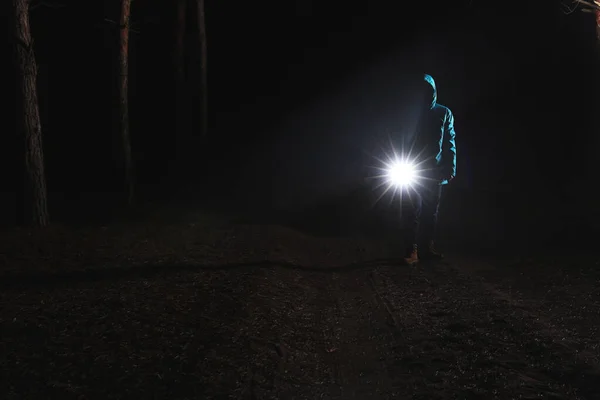 Άνθρωπος Έντονο Φακό Στο Δάσος Νύχτα — Φωτογραφία Αρχείου