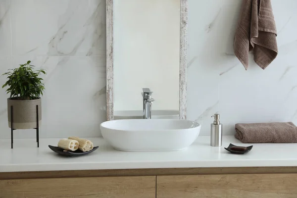 Modernes Badezimmer Mit Stilvollem Spiegel Und Waschbecken — Stockfoto