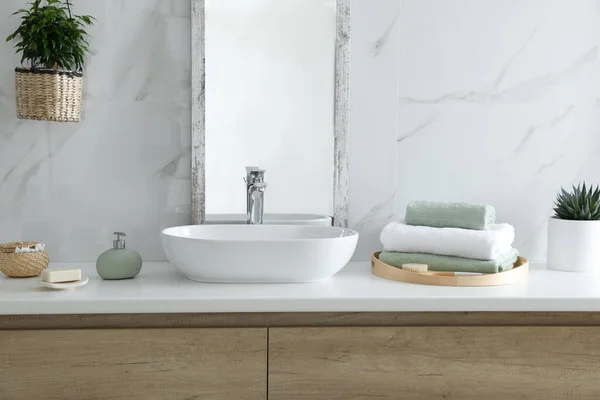 Intérieur Salle Bain Moderne Avec Miroir Élégant Évier — Photo