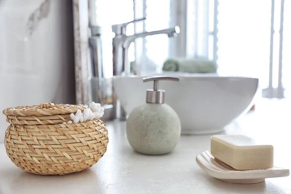 浴室桌子上的肥皂条和棉签 — 图库照片