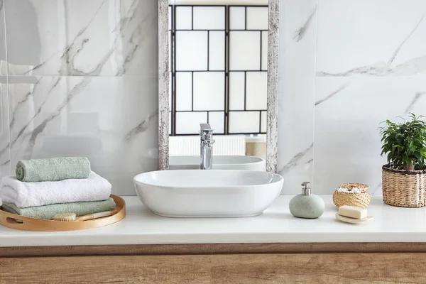 Modernes Badezimmer Mit Stilvollem Spiegel Und Waschbecken — Stockfoto