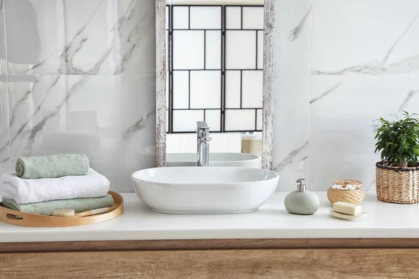 Interior Del Cuarto Baño Moderno Con Espejo Elegante Fregadero — Foto de Stock