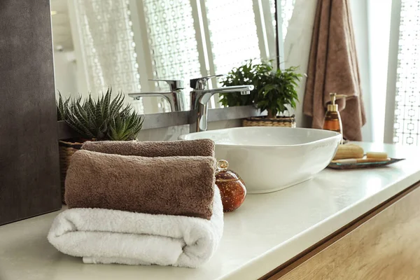 Intérieur Salle Bain Moderne Avec Miroir Élégant Évier — Photo