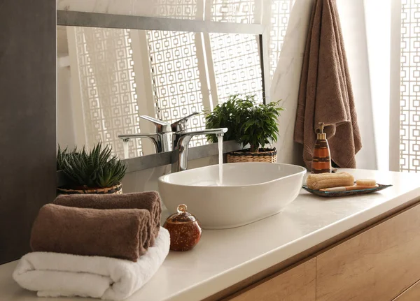 Intérieur Salle Bain Moderne Avec Miroir Élégant Évier — Photo